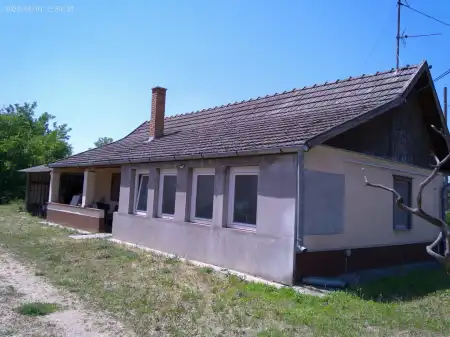 Eladó családi ház, Tápiószentmárton 1 szoba 40 m² 18 M Ft