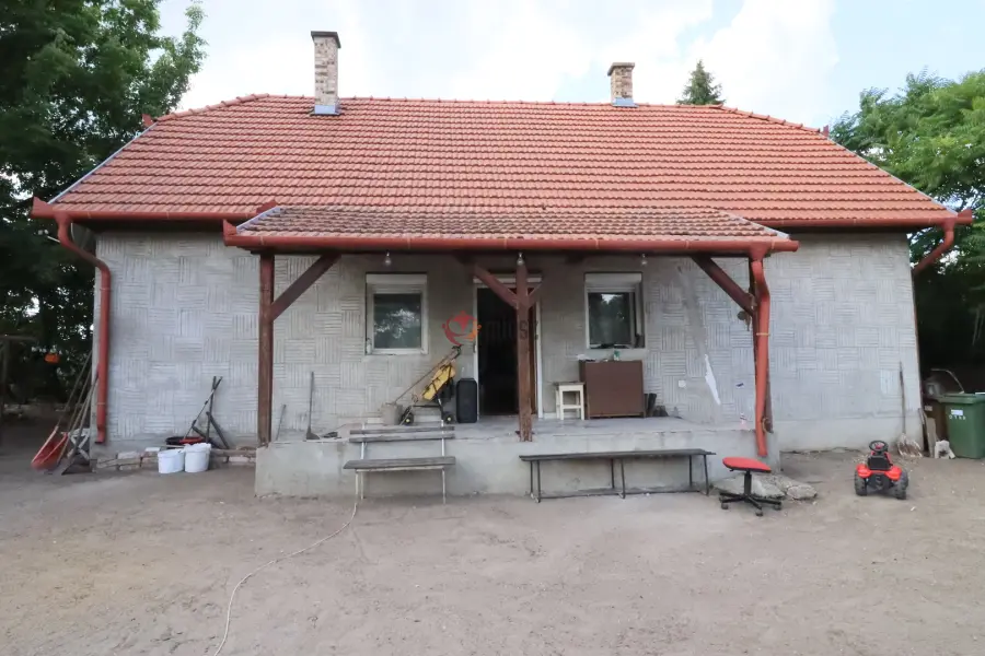 eladó újszerű családi ház, Albertirsa
